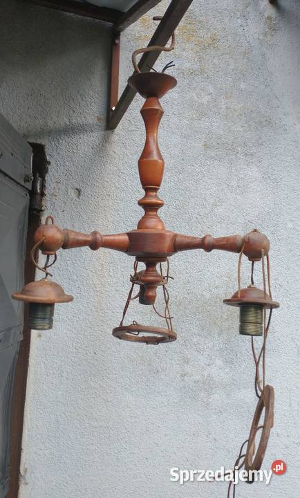 Konstrukcja drewniana lampy wiszącej z PRLu Krotoszyn