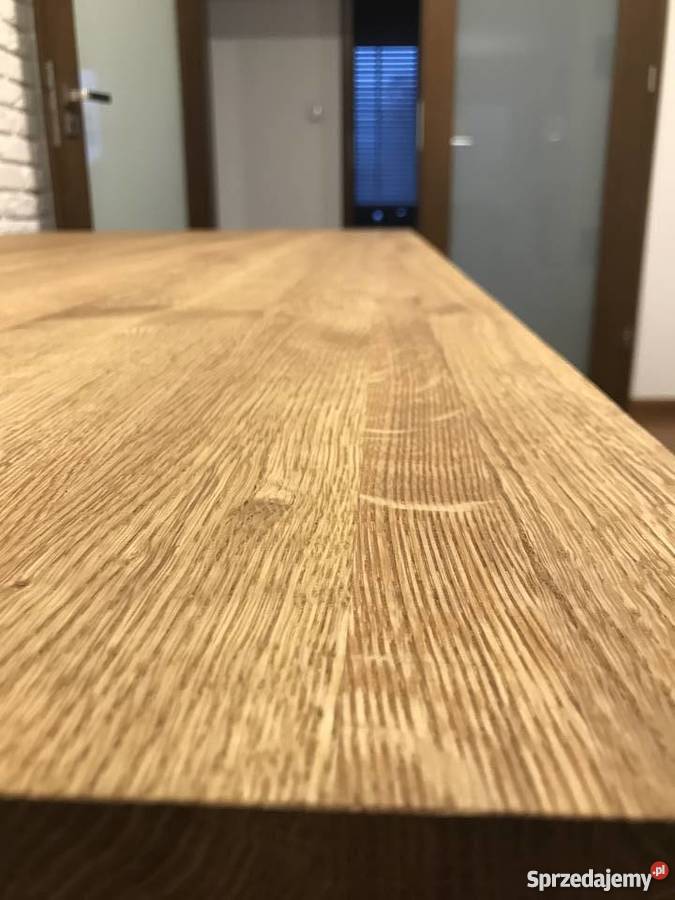 stół z drewnianym blatem industrialny w stylu