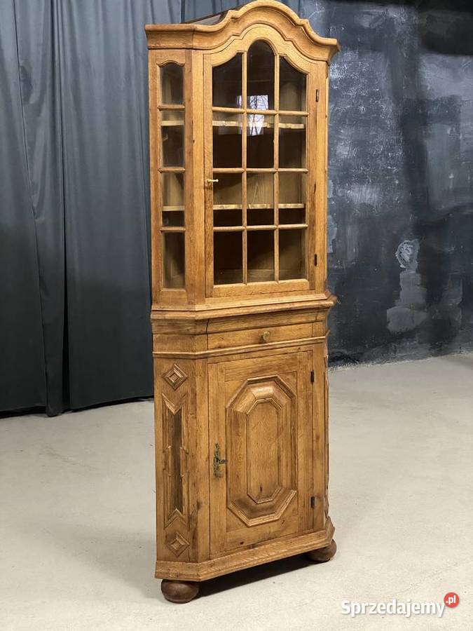 Klasyczna narożna witryna dębowa w rustykalnym