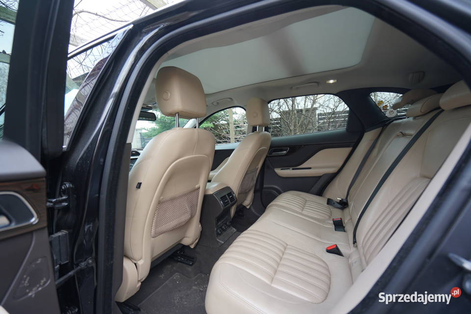 Jaguar FPace 2016 z salonu polskiego uszkodzony