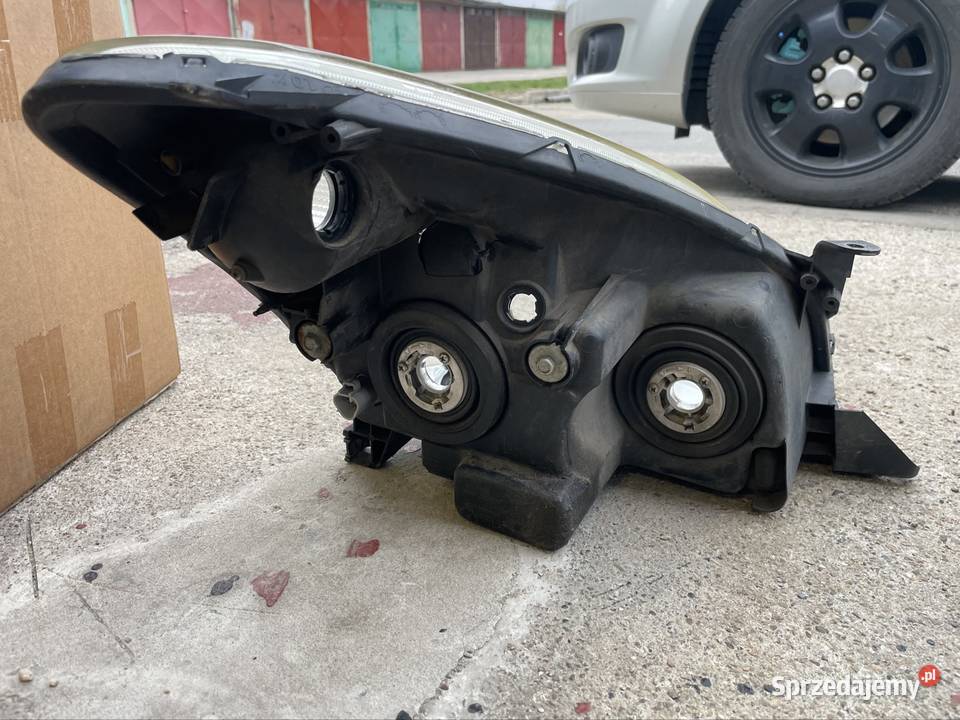 Lampy przód Toyota Corolla Verso II osobowe Brzeg Dolny