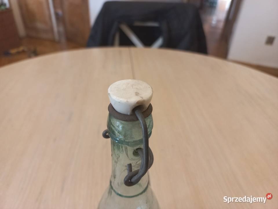 Stara zabytkowa butelka z porcelanką Piastów
