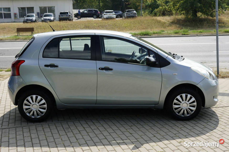 Toyota Yaris salon wersja 5d niski przebieg manualna