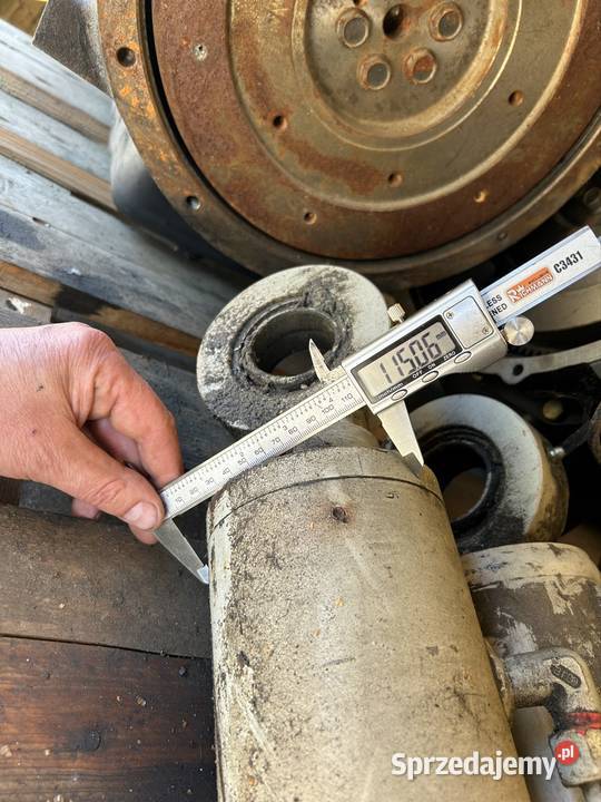 Siłownik hydrauliczny do koparki ładowarki Gromnik