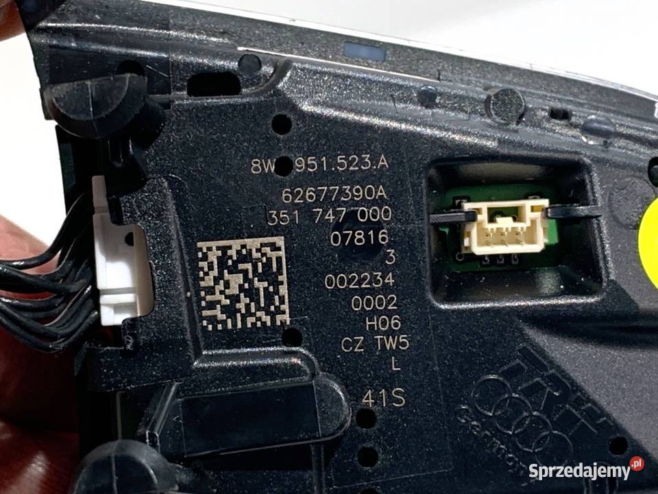 PRZEŁĄCZNIKI KIEROWNICY AUDI A4 B9 8W0951523A