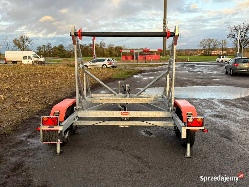 Przyczepa kablówka do bębnów kabli drutów