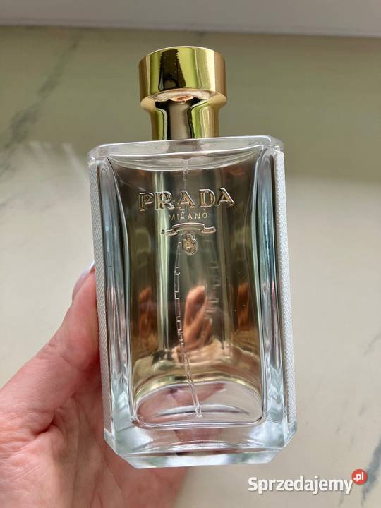 Flakon butelka perfumie Prada La Femme Prada Nisko