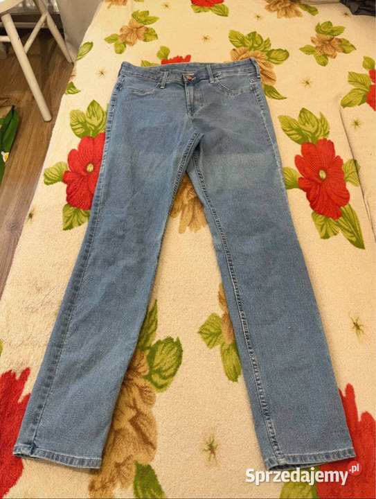 Jasnoniebieskie obcisłe jeansy jeansowe modne na Łódź