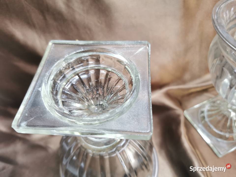 Duże gazony szklane na kwadratowej podstawie