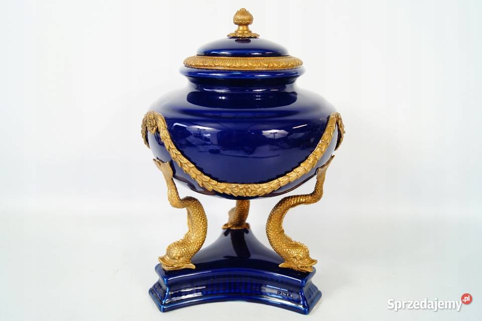 Porcelanowa Kobaltowa bomboniera okuta brązem Gizałki