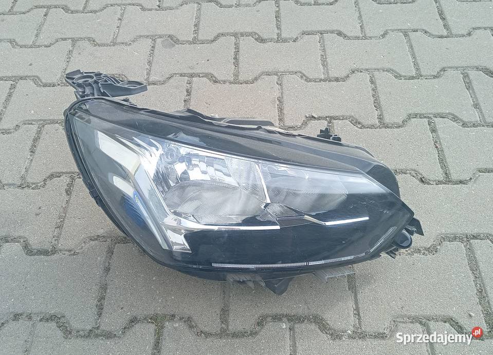 Peugeot 208 reflektor lampa prawy przód wielkopolskie