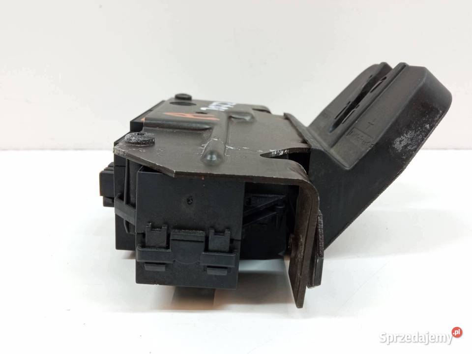 ZAMEK KLAPY BAGAŻNIKA KOMBI 13185566 Opel Vectra