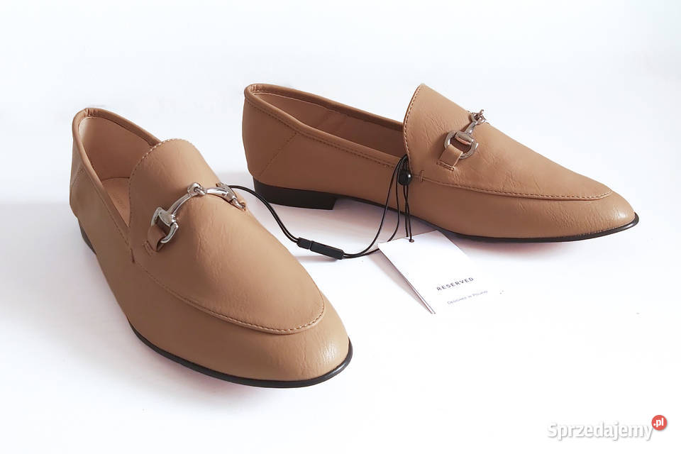 Jasnobrązowe loafersy ze srebrnymi klamrami