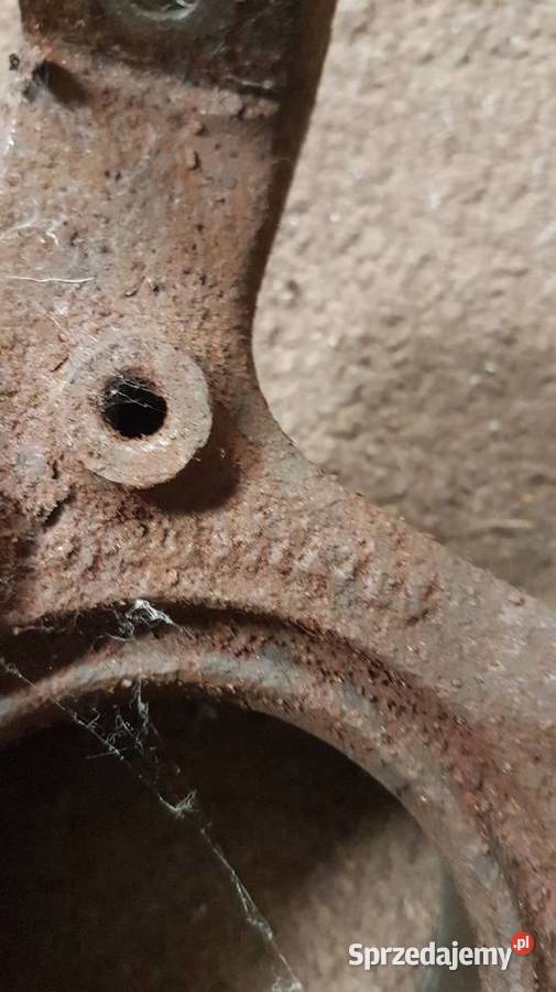 Zwrotnica piasta lewa mocowanie łożyska tył w124 Rok produkcji 1987 Cieszyn sprzedam