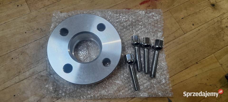 Dystans 4x100 30mm plus śruby Karpacz
