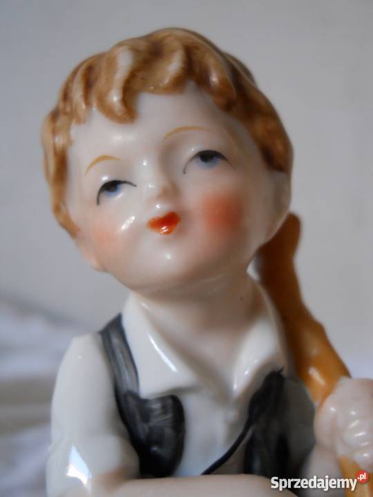 Figurka z porcelany sygnowana FOREIGN siedzący