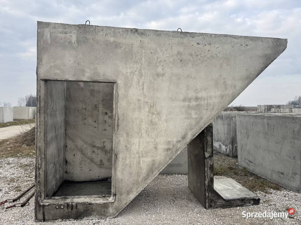 Schody betonowe głębokie do piwnicy z płaskim