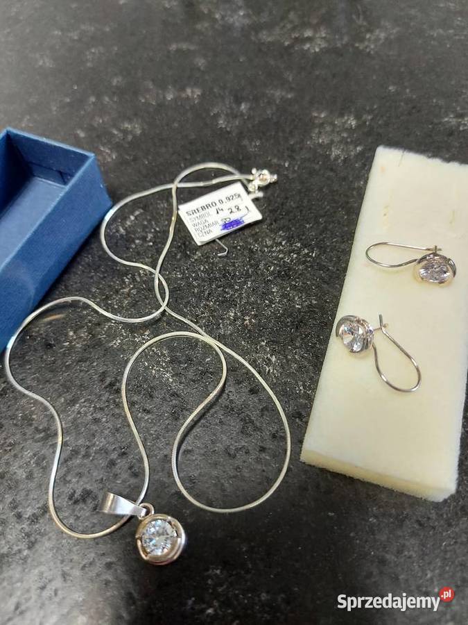 Srebrny łańcuszek z zawieszką z cyrkonią