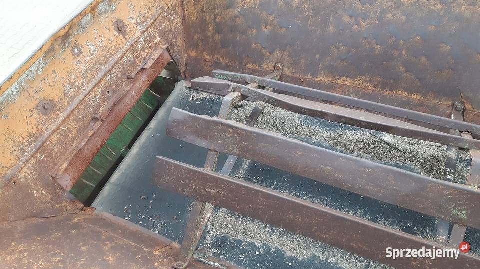 Rozsiewacz wapna RCW3 Bizon Rozsiewacze nawozów Janów Lubelski