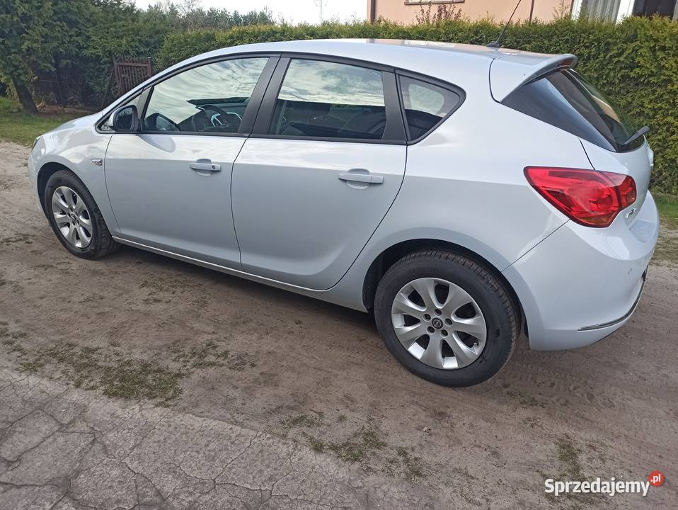 Opel Astra J 14 Oryginalny lakier Zadbana Bełchatów sprzedam