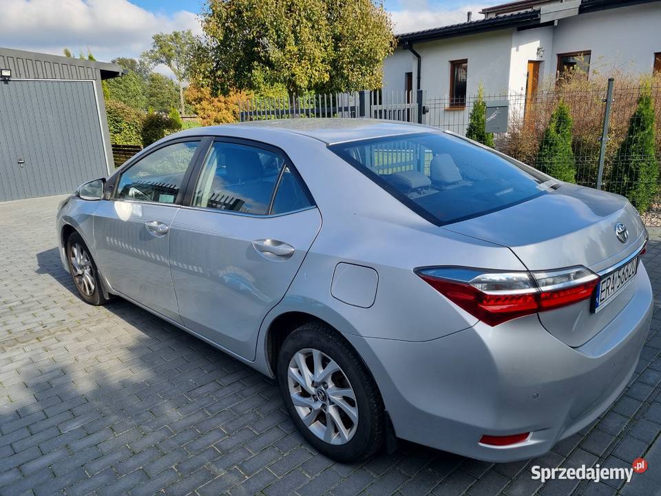 Sprzedam Toyote Corolle 16 benzyna 2017r 132 Corolla Radomsko