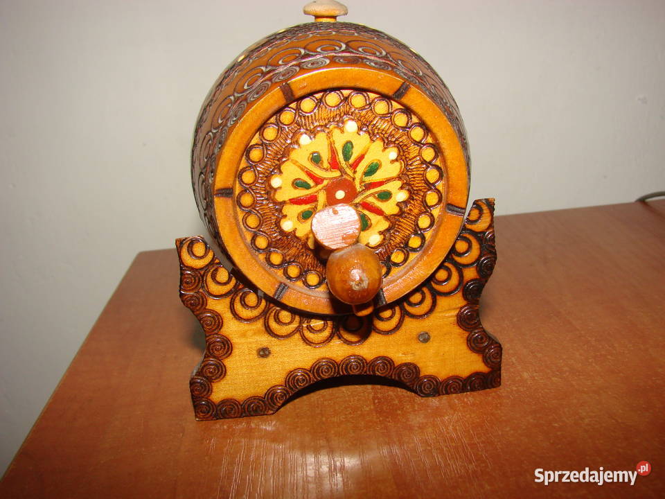 mała drewniana beczułka dekoracyjna