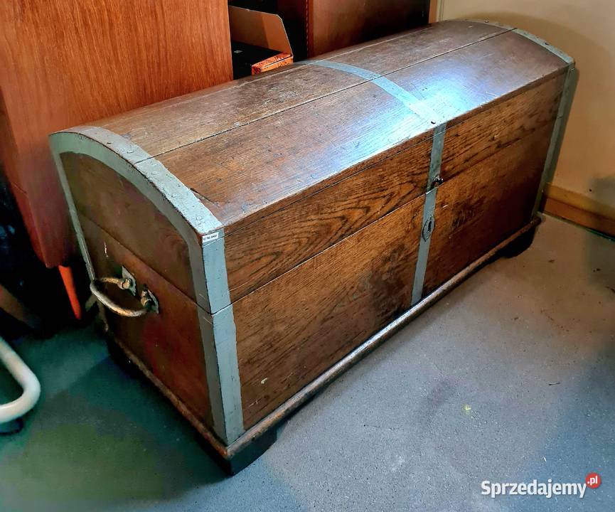 Stary zabytkowy kufer skrzynia