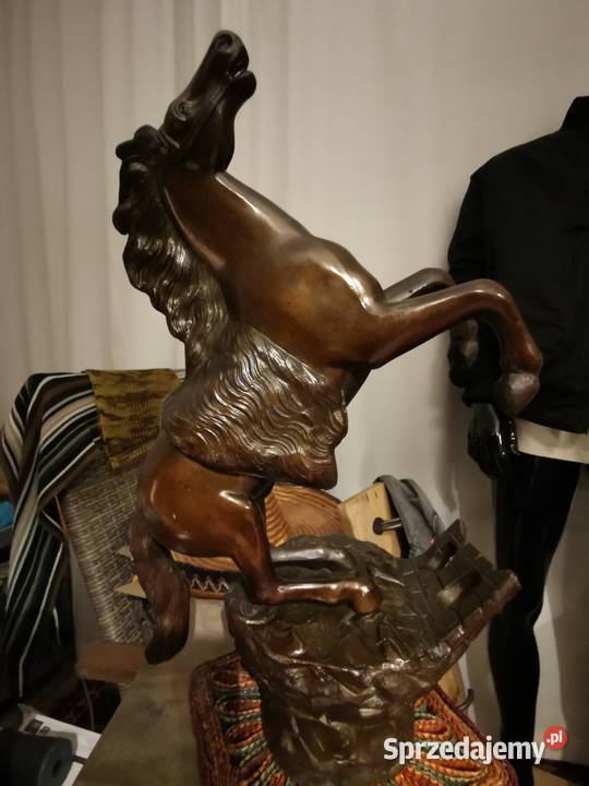 figurka konia w galopie stającego dęba Piękna