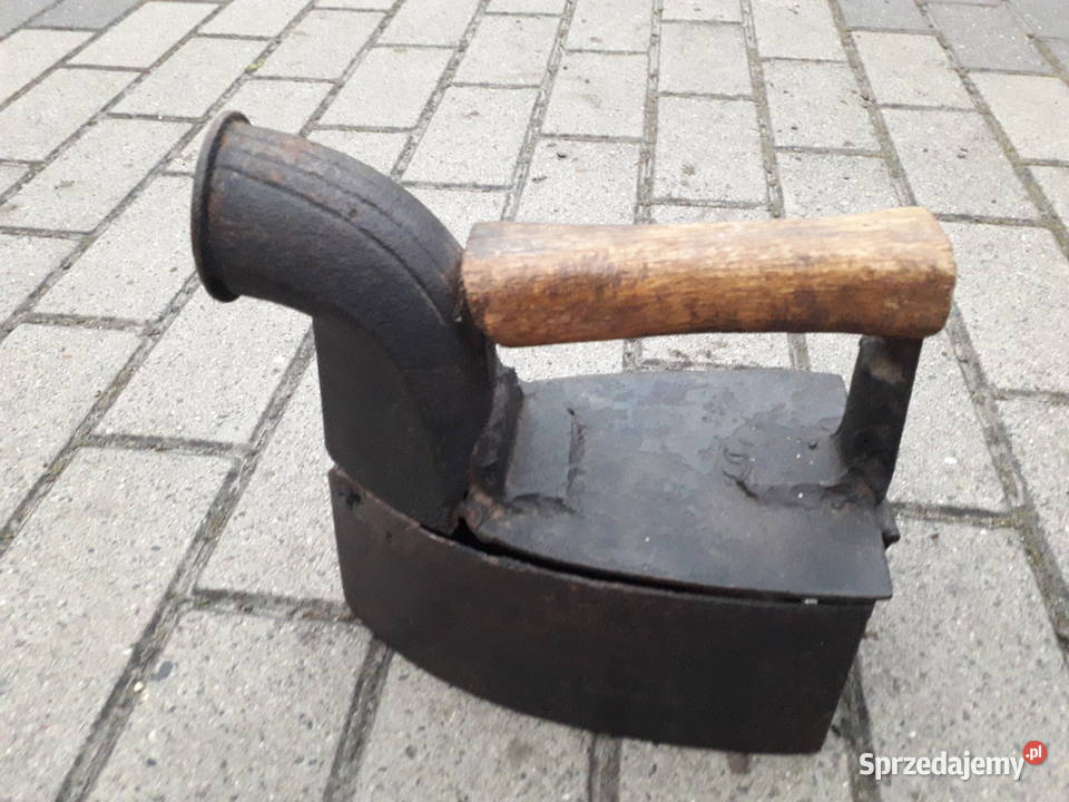 Zabytkowe żelazko na wegiel z kominem