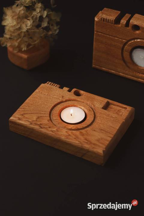 Dębowy świecznik w kształcie aparatu
