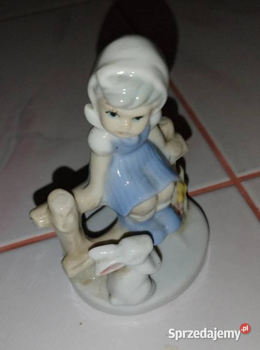 Dziewczynka na ławce z zajączkiem z porcelany Sulmierzyce