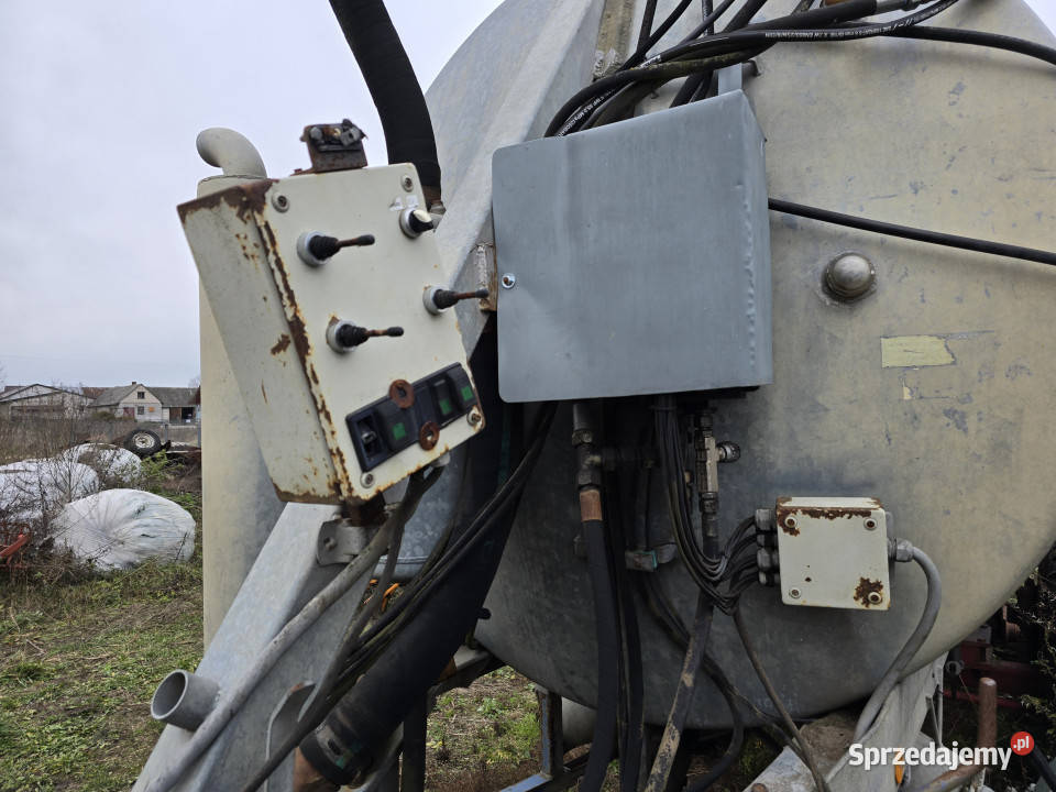 Wóz asenizacyjny BRIRI Behalterbau VTTW140 14 uszkodzony Baliki