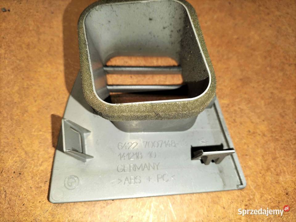 Kratka nawiewu w desce rozdzielczej z prawej Kratki nawiewu Poręba