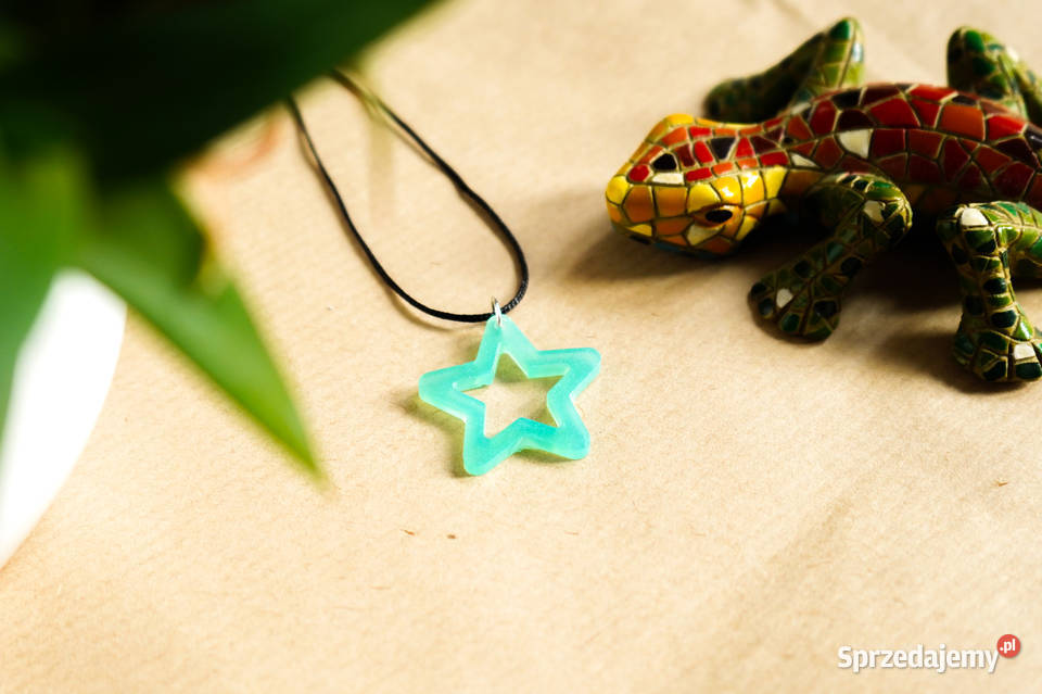 Turkusowy wisiorek gwiazdka świecąca w ciemności