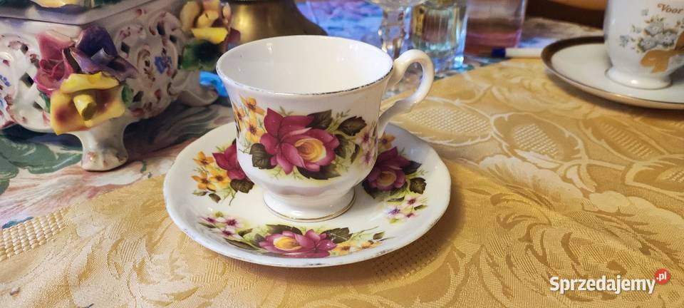 Filiżanka w róże porcelana kostna Anglia Porcelana i szkło dolnośląskie Wrocław