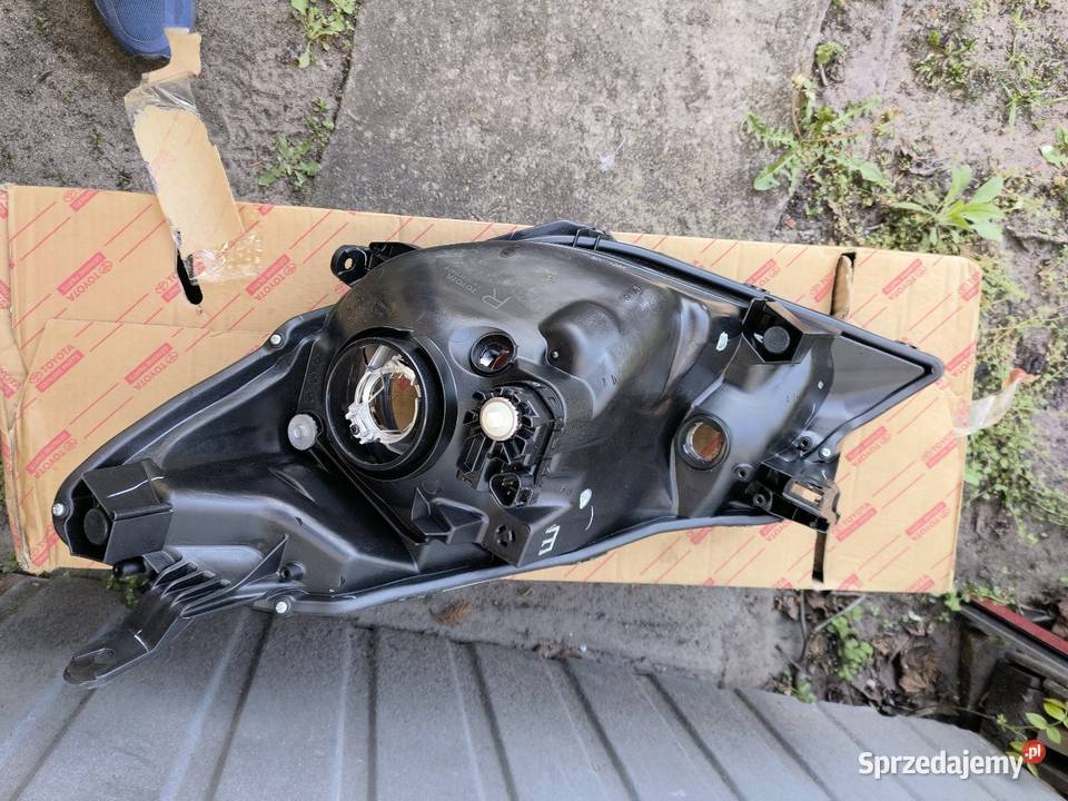 Reflektor prawy toyota Yaris 2010 osobowe Warszawa