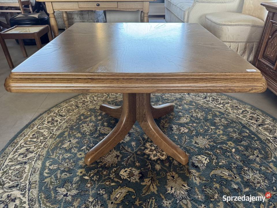 Kwadratowa dębowa ława na centralnej nodze Ełk