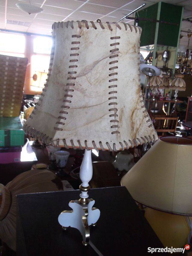 lampka lampa z mosiężną nogą i abażurem ze skóry