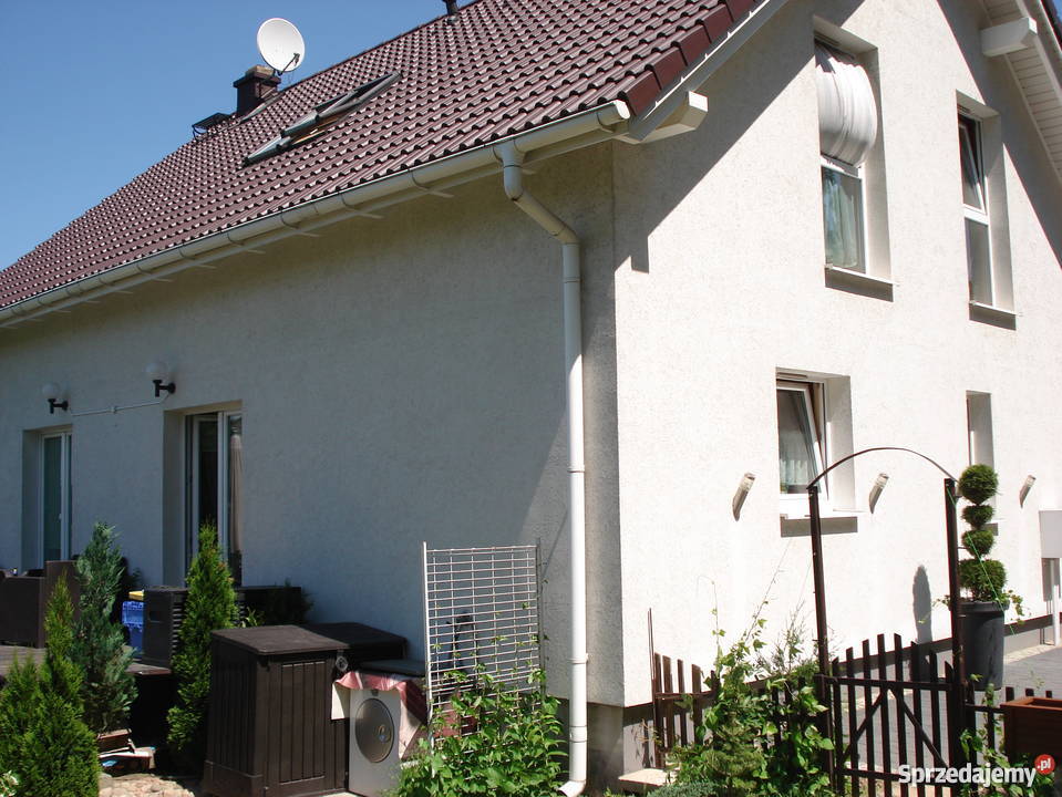 Połowę domu jednorodzinnego o 2 lokalach