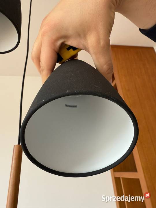 Stylowa lampa wisząca w czarnym kolorze idealna Krzynowłoga Mała