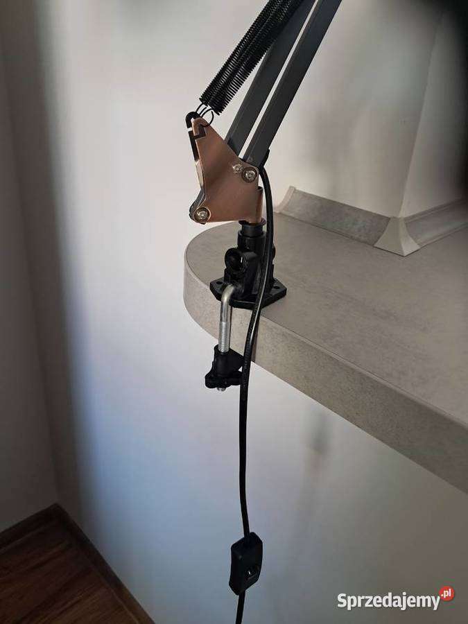 nowa lampa może być stojąca montowana do ściany