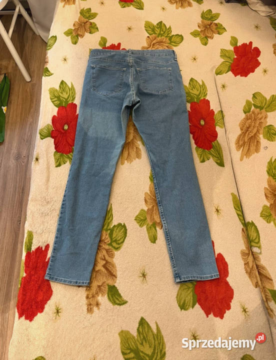 Jasnoniebieskie obcisłe jeansy jeansowe modne na Łódź