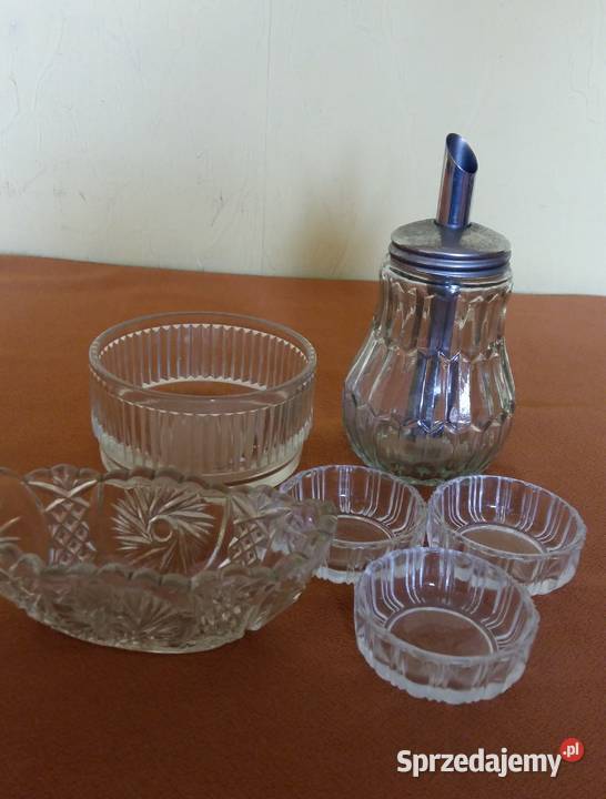 Cukiernica szklana z żeberkowym szlifemGruszka Łódź