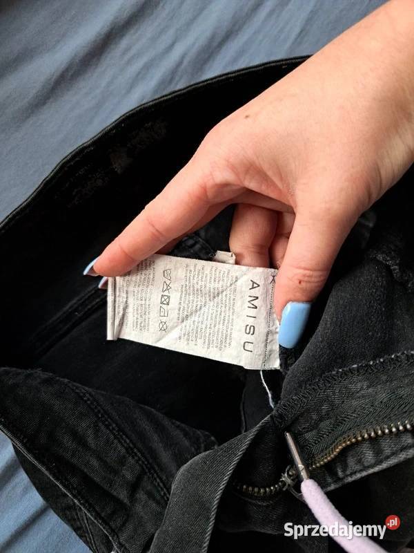 Czarne rurki z przetarciami klasyka w Trąbki Wielkie