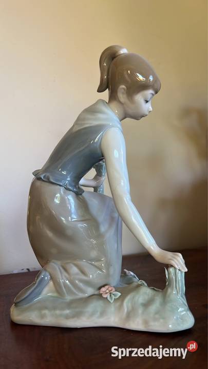 Figurka Dziewczyna zrywająca kwiaty Lladro Gdańsk