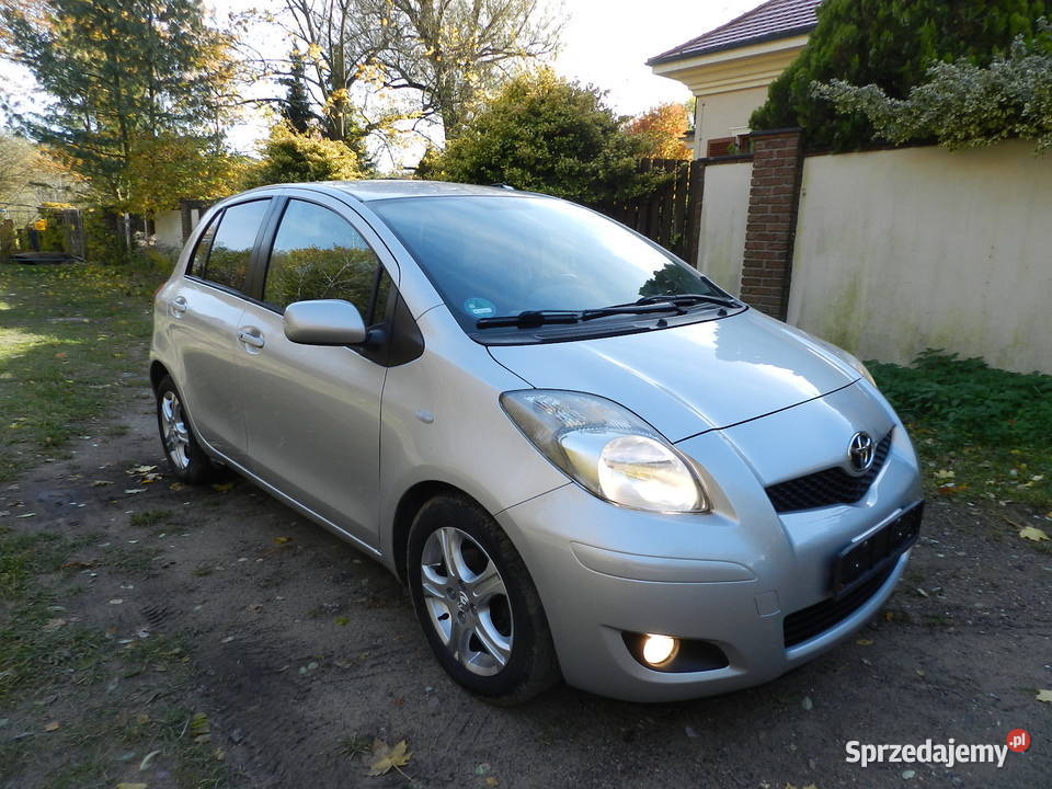 Toyota Yaris II KLIMATRONIK ekonomiczna Rok produkcji 2011 Puszczykowo