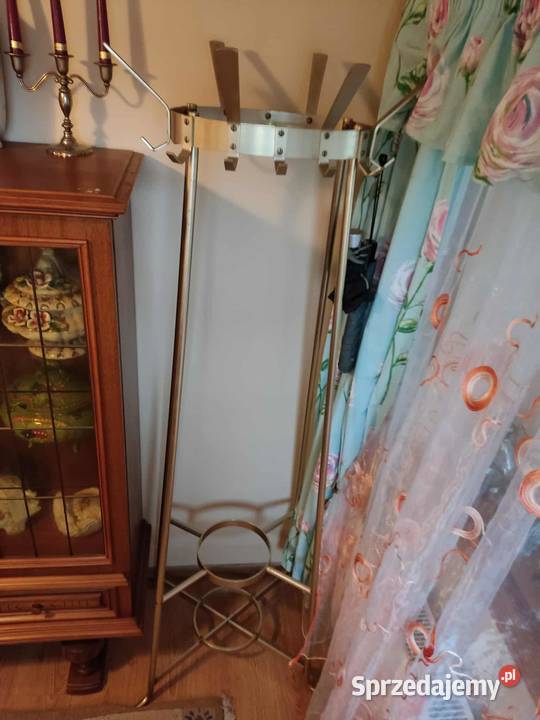 olbrzymi wieszak na ubrania