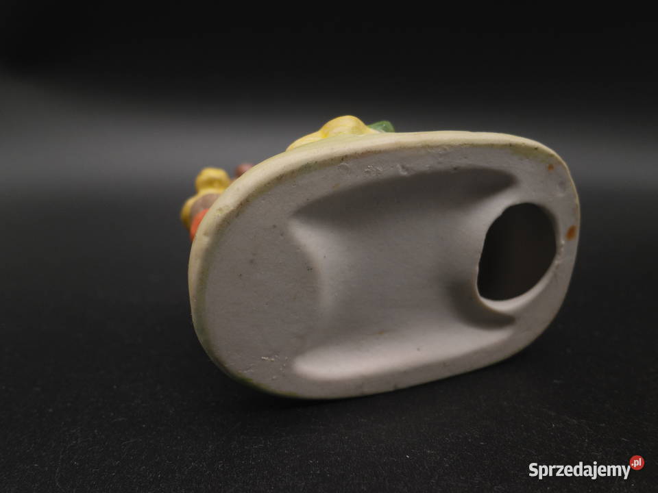 Ceramiczna figurka przedstawiająca chłopca Raszków