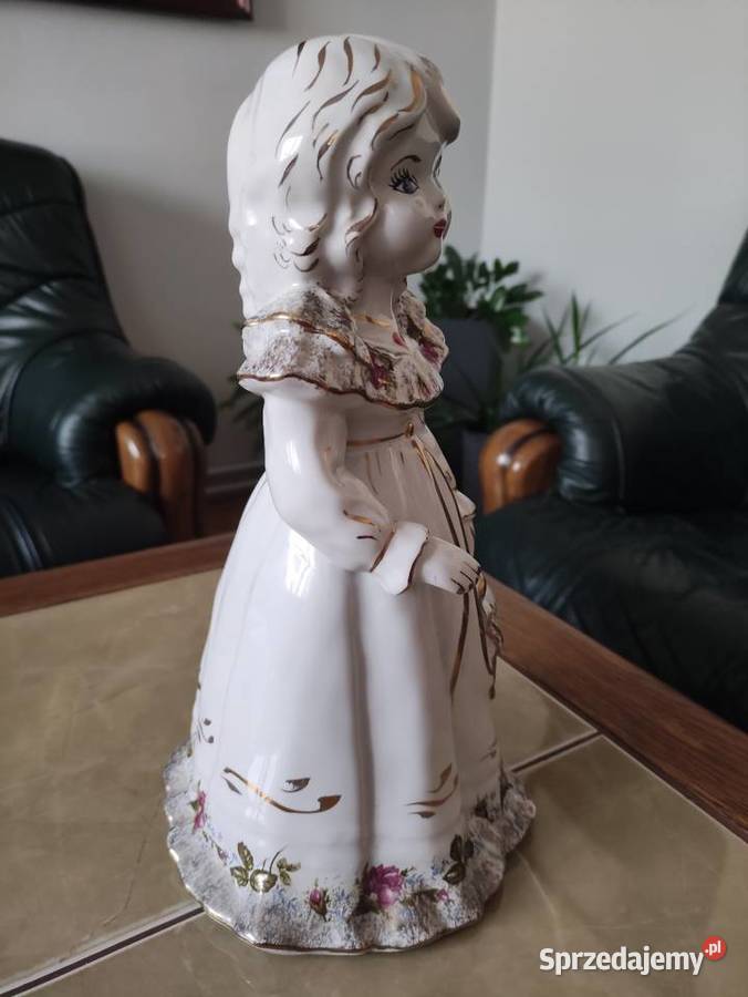 Duża sygnowana porcelanowa figurka Chodzież