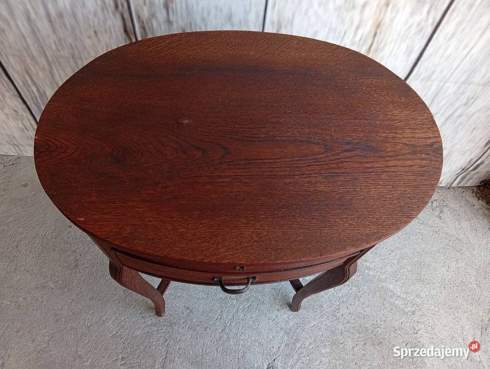antyczny owalny stolik niciak w stylu
